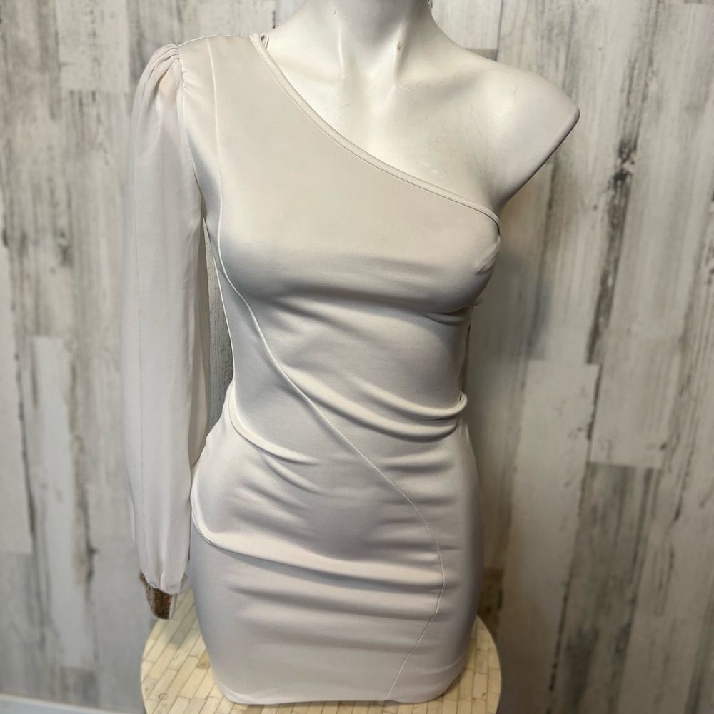 White off the shoulders white dress